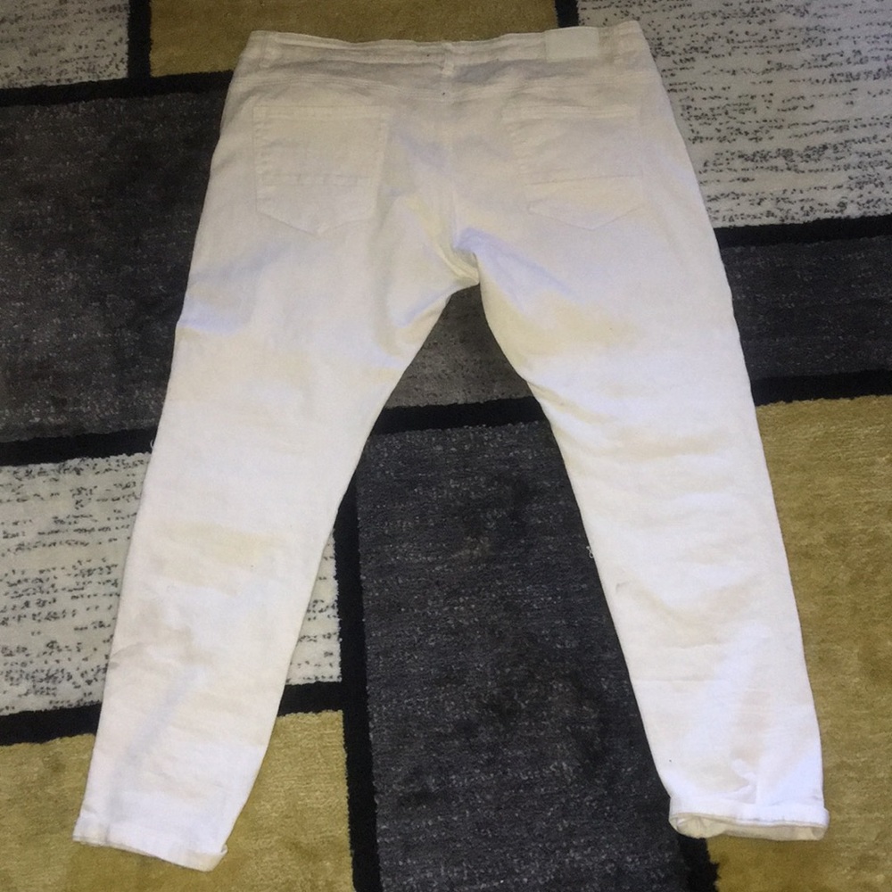 Distressed jeans - Picture 2 of 2